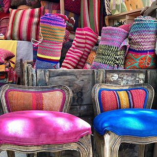 ¡Ya estamos en #fundaland ! En el market de @fundacionalapar , he hecho un directo para que lo veáis. #sillasalfombrasetnicas #mueblesalfombrasetnicas #descalzadora #butacas #vestidor #decoracion #piezasunicas