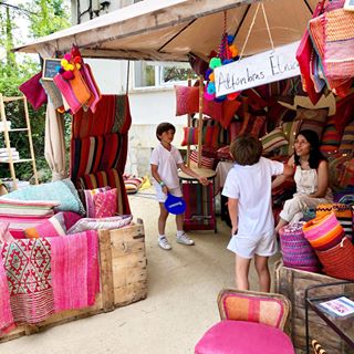 Hoy, domingo, es el último día en @fundacionalapar . ¡Te esperamos en el mercadillo más divertido del verano, podrás encontrar de todo! ¡Incluso un partido de tenis en nuestros 9 metros cuadrados inundados de colorrrrrr! #losniñosdelasalfombras #alfombrasetnicas #cojinesetnicos #bolsosalfombrasetnicas