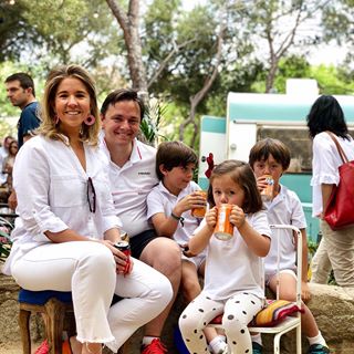 Parece un anuncio de Fanta y no la visita de #losniñosdelasalfombras después de clase de tenis. Pero tenemos pocas fotos todos juntos y todavía menos “uniformados”. Pedir que encima estemos mirando a la cámara... ya sería demasiado! #fundamarket #sillasalfombrasetnicas #mueblesalfombrasetnicas #laniñadelasalfombras #elseñordelasalfombras #lachicadelasalfombras